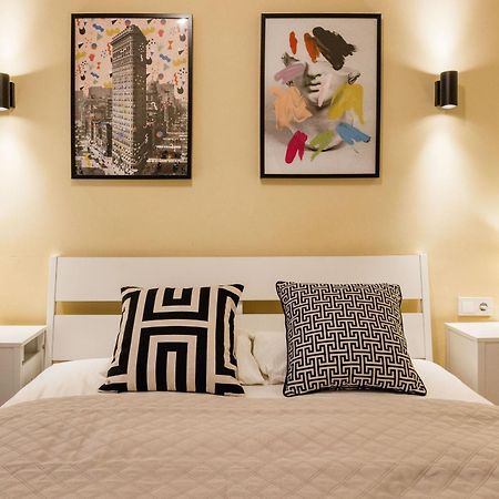 Experience City Nightlife From A Sleek Lavish Pad Budapeste Exterior foto