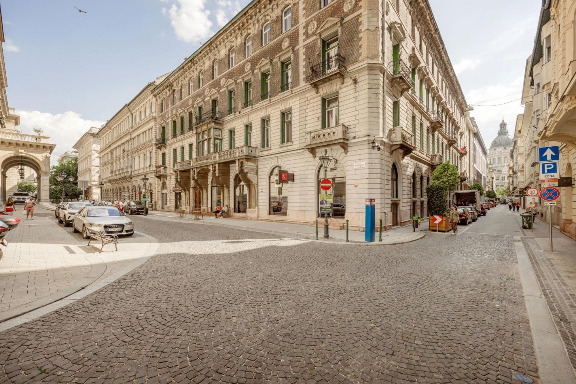Experience City Nightlife From A Sleek Lavish Pad Budapeste Exterior foto